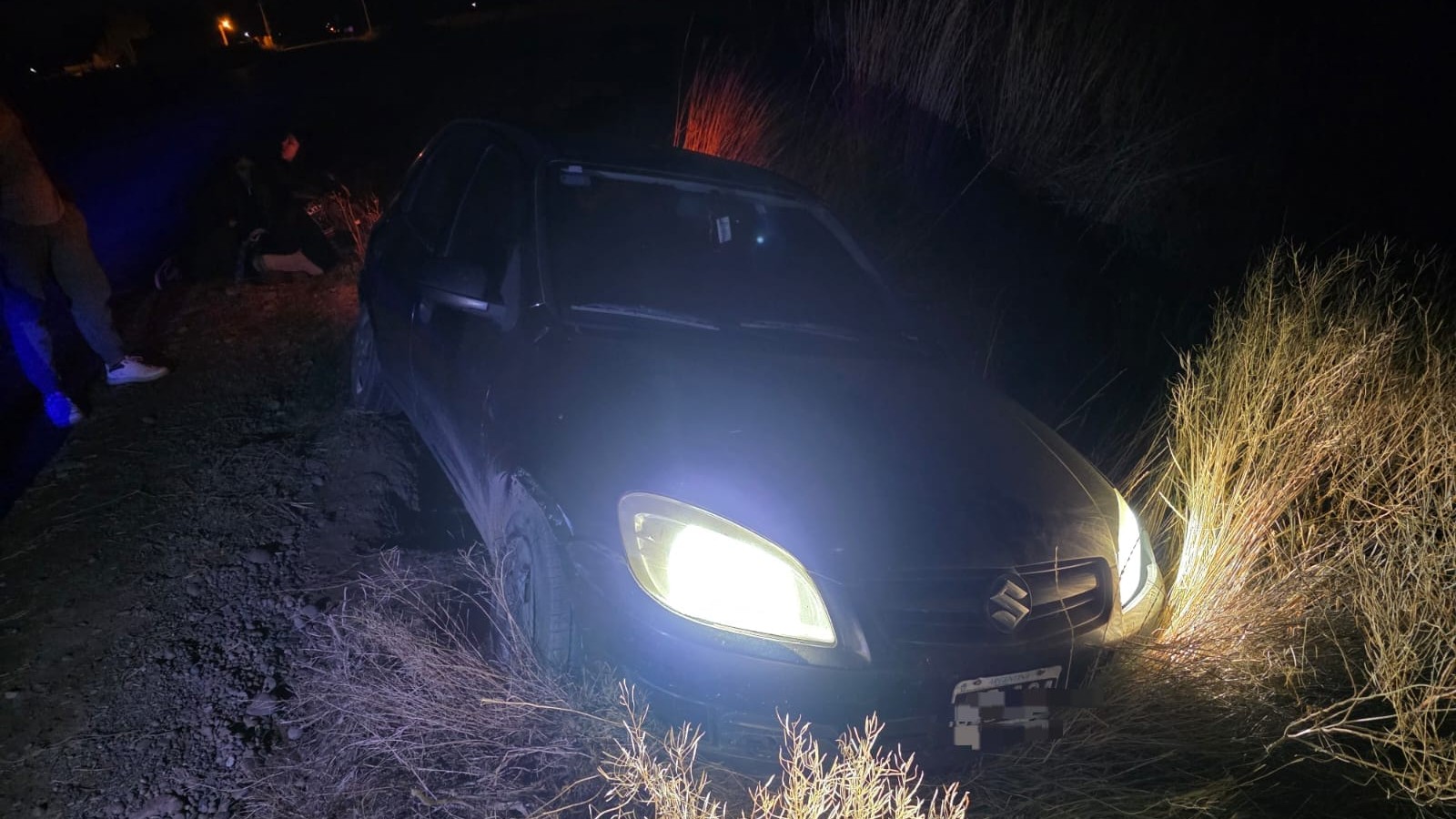 Un auto se despistó en Ruta 7 y cayó en un pozo