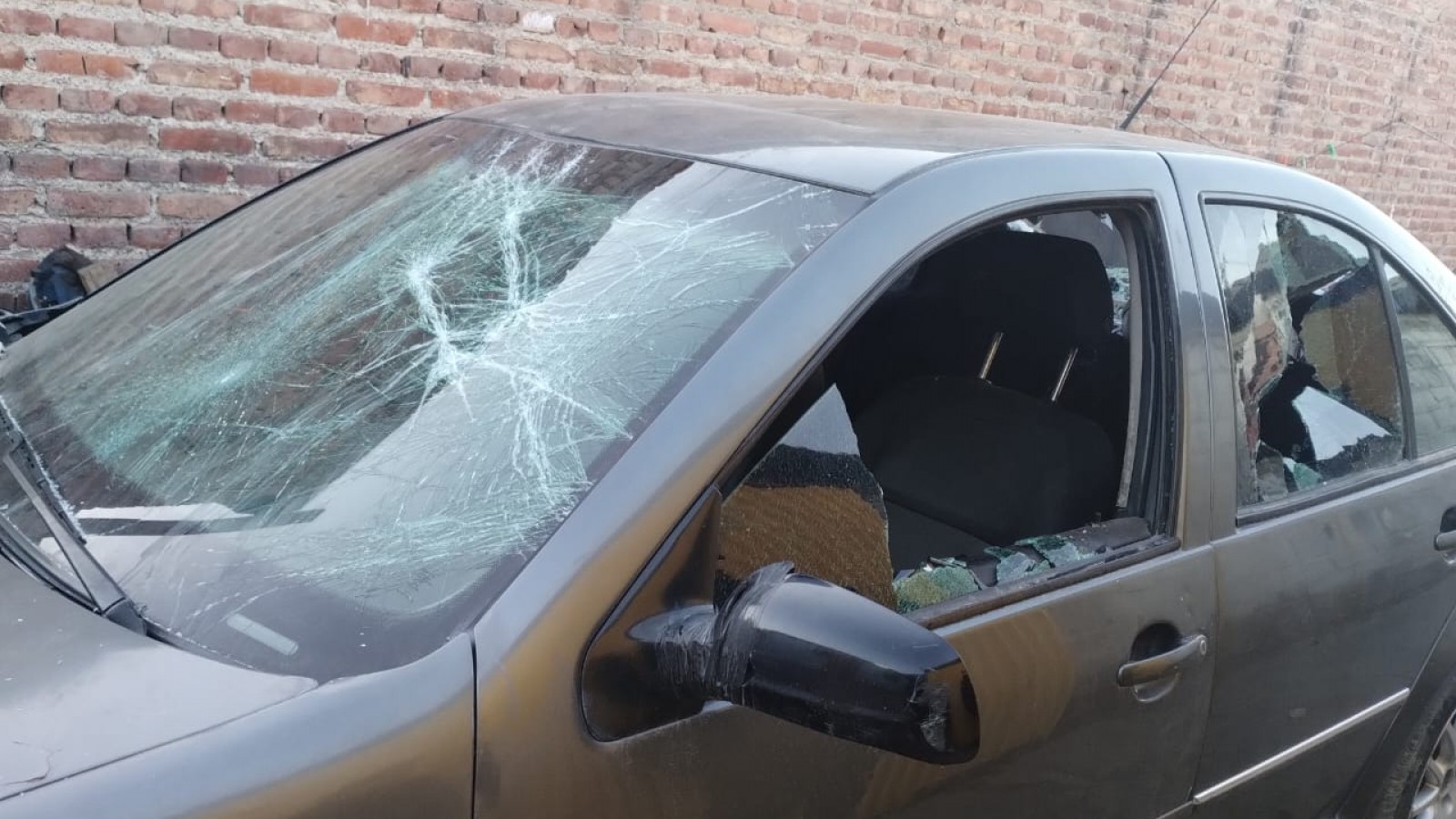 Trelew: le rompió el auto a su ex, volvió armado y baleó su casa