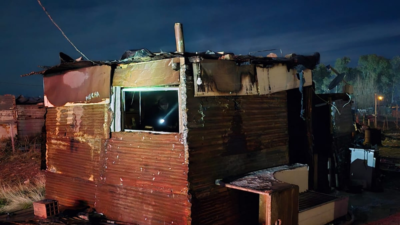 Ardió una vivienda deshabitada y sospechan que fue por una conexión eléctrica clandestina