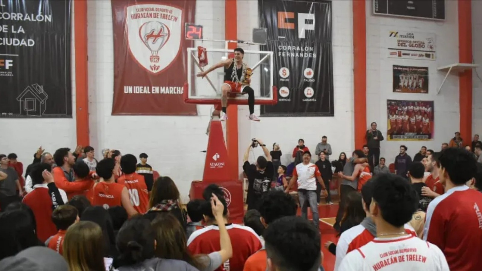 El festejo más esperado: Huracán de Trelew campeón tras 14 años sin títulos