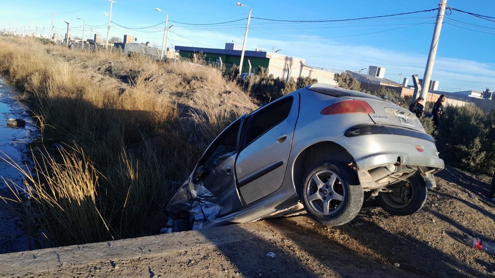 Dos vehículos terminaron dentro de un canal tras un choque