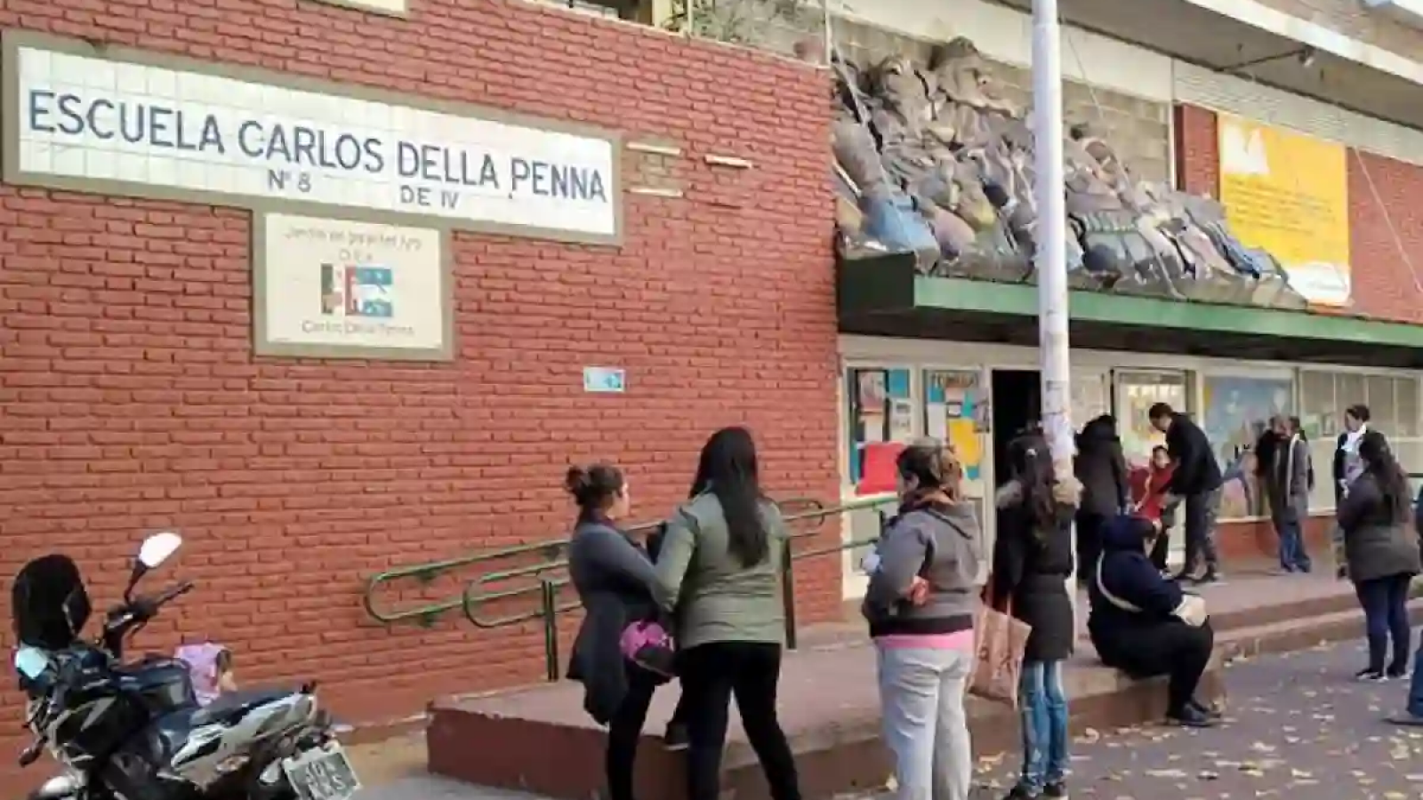 Violento episodio en una escuela de La Boca: detuvieron a dos mujeres por agredir al director y al personal