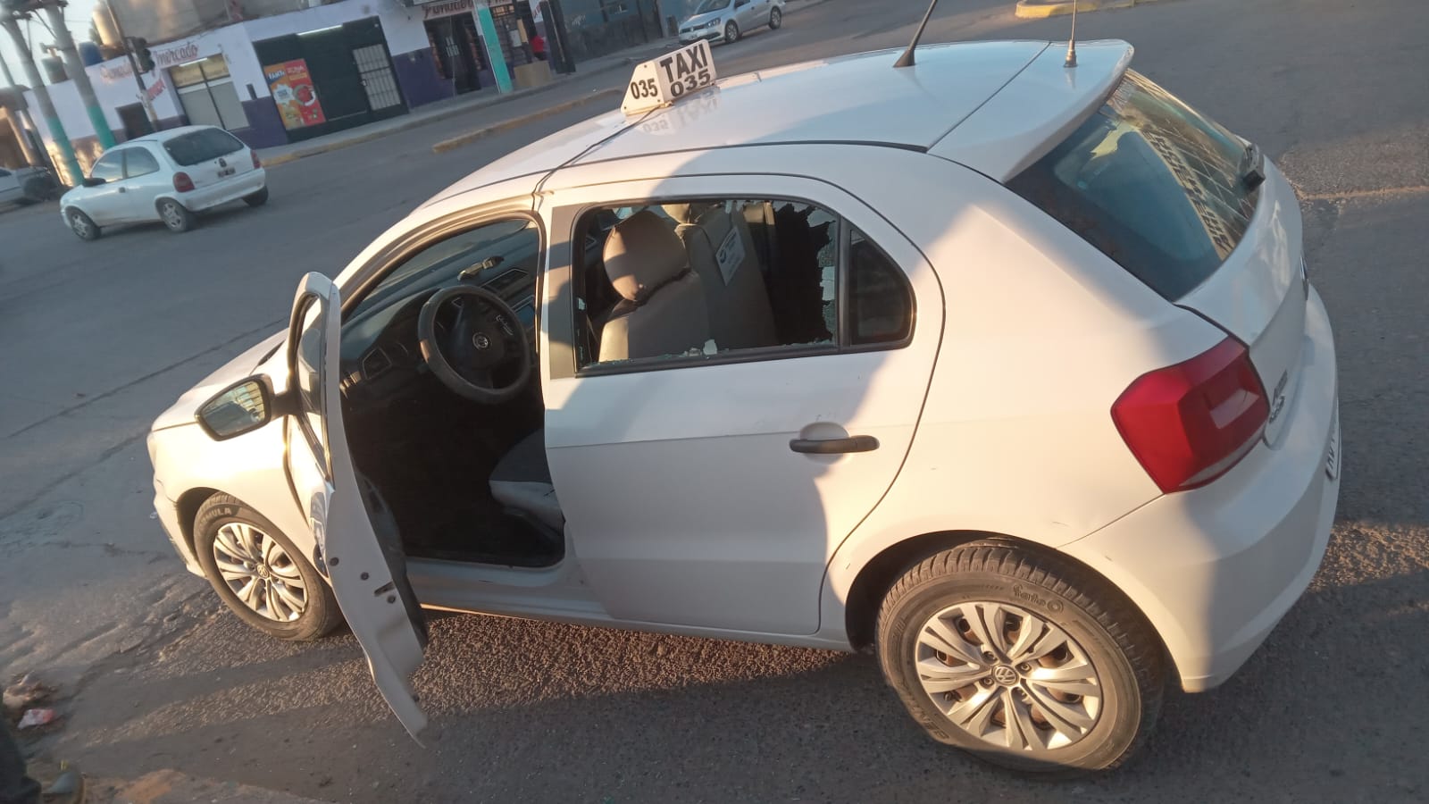 Trelew: El taxista no lo quiso llevar, tomó un palo de escoba y le rompió el vidrio del auto: fue detenido