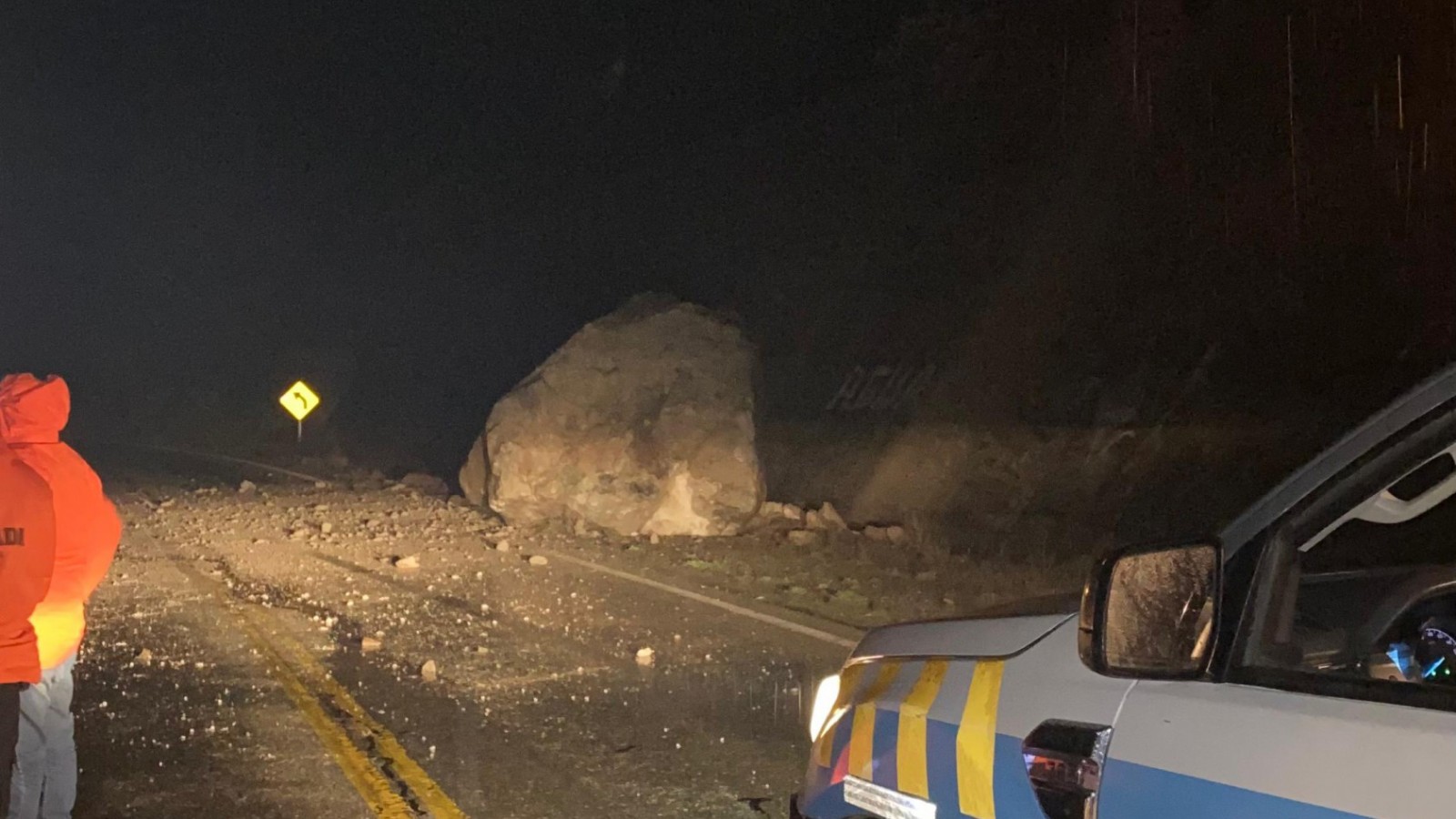 Una roca de gran tamaño cayó sobre la ruta en Epuyén y obligó a desviar el tránsito