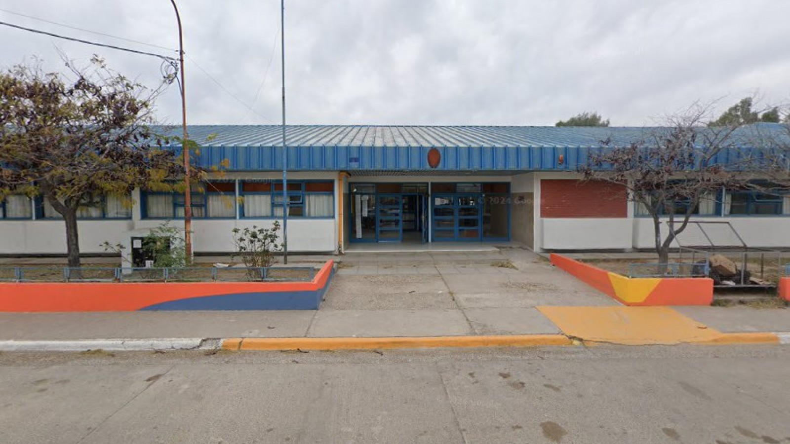 Apuñalaron a un joven en una escuela de adultos y detuvieron al agresor