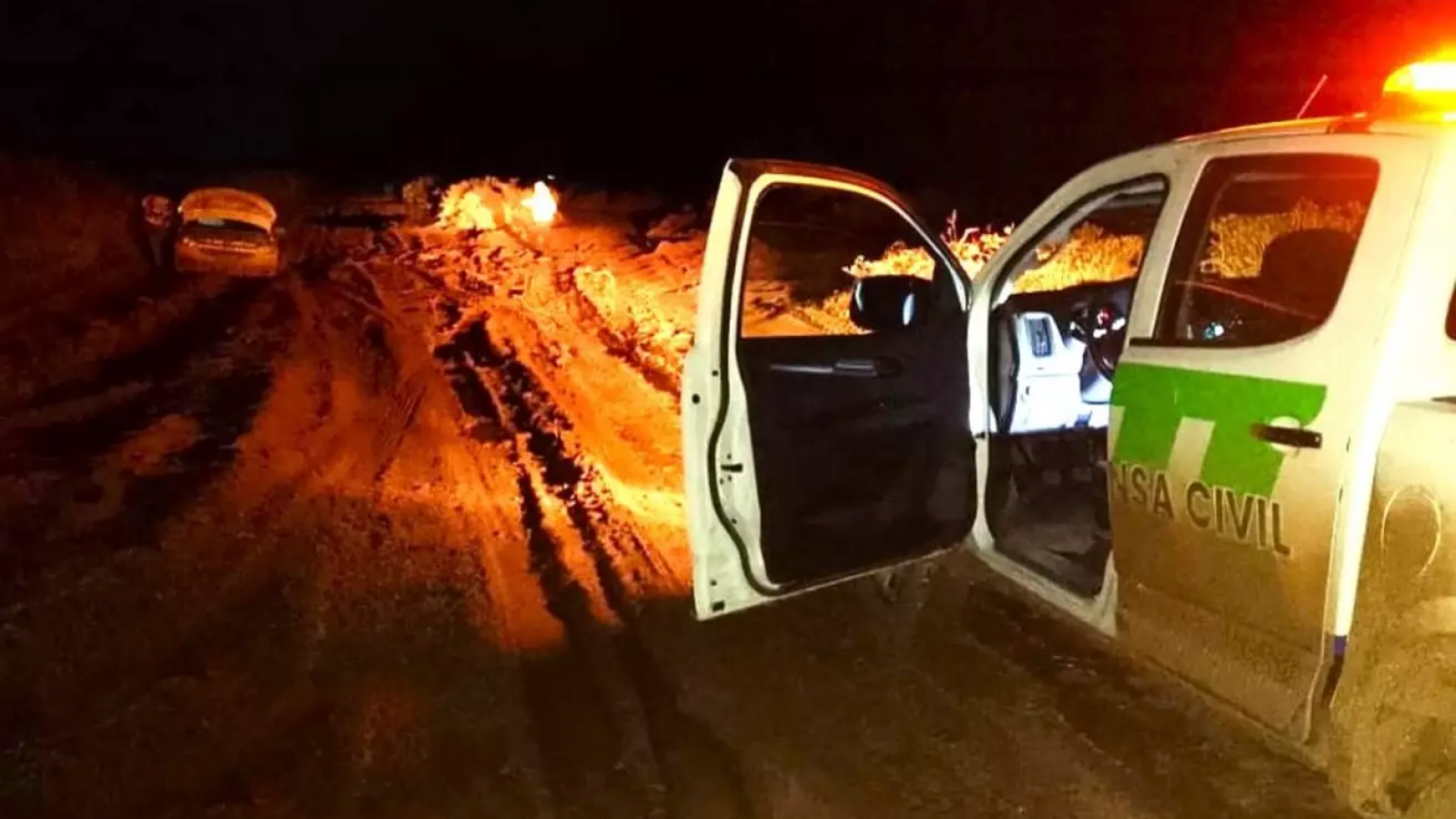 Rescataron a tres turistas varados en un camino de barro