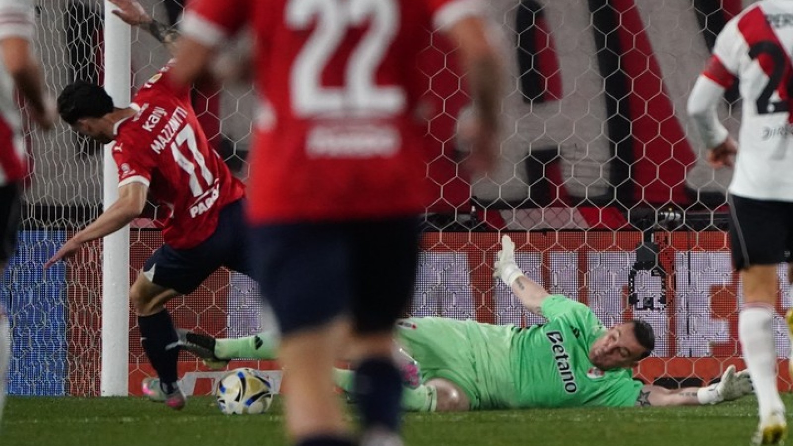 Independiente dominó, pero River resistió gracias a su arquero
