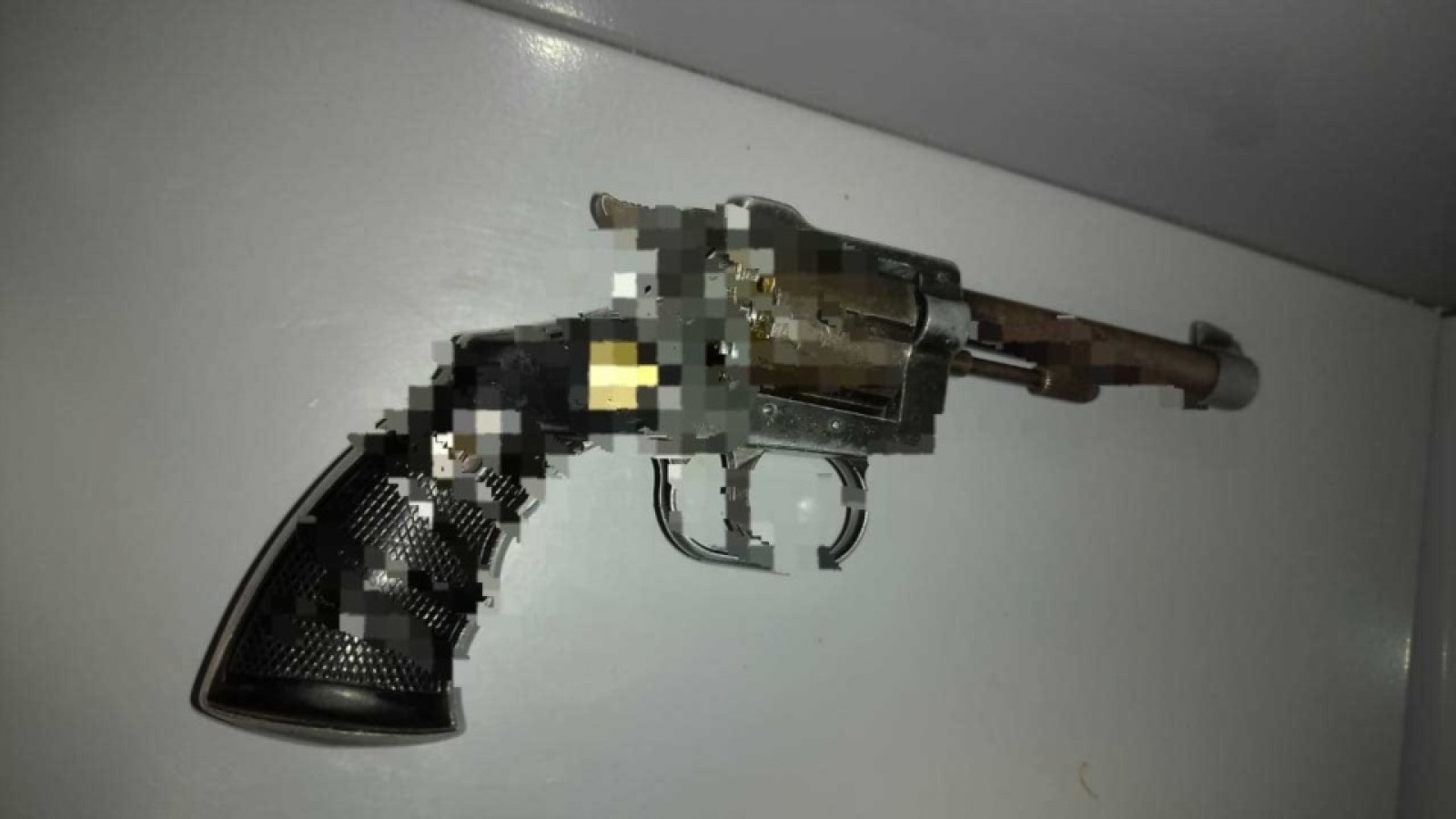Hallaron un revólver en un casillero de clientes