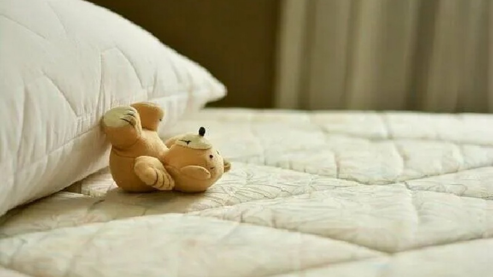 Piden una cama y colchón para un niño que duerme en el piso