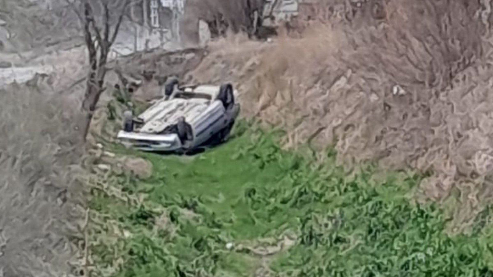 Un auto cayó a un canal en Trelew