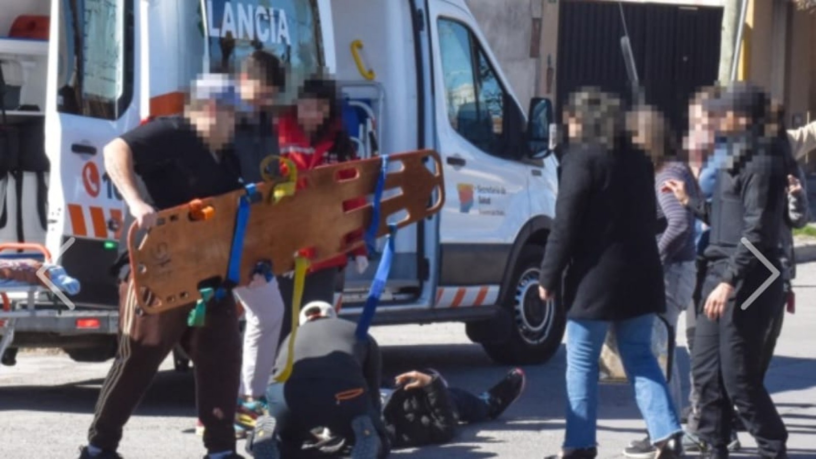 Un motociclista resultó herido tras chocar con un auto y denuncian demora en la llegada de la ambulancia