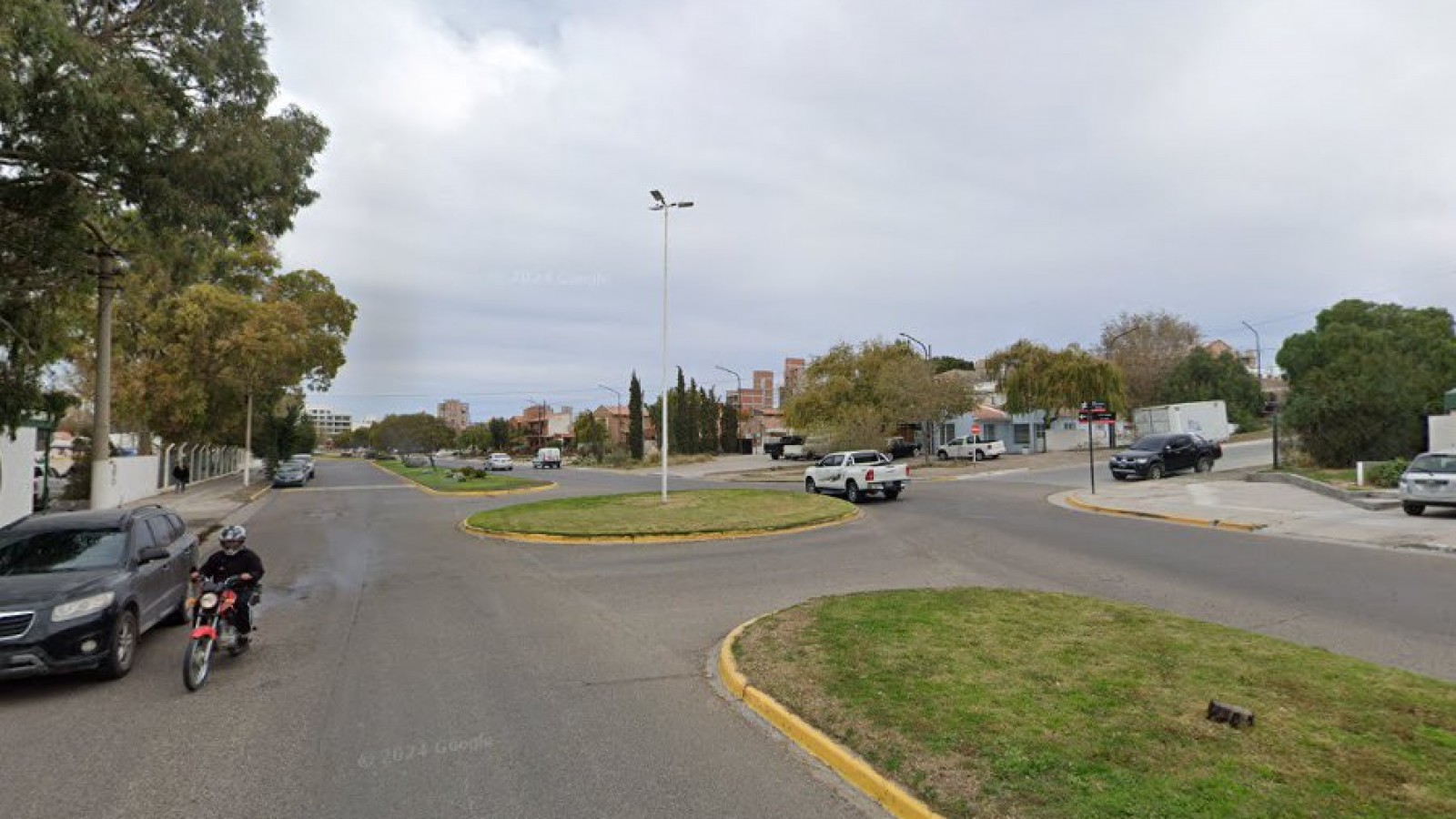 Puerto Madryn: camión pesquero perdió varios tachos de sulfito en plena rotonda