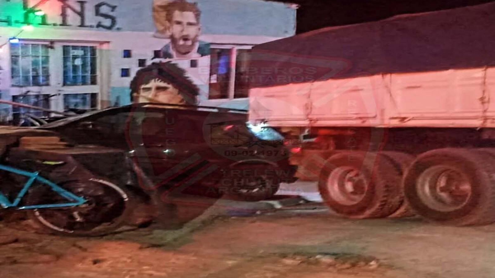 Un camión perdió el control y aplastó a una camioneta en Trelew