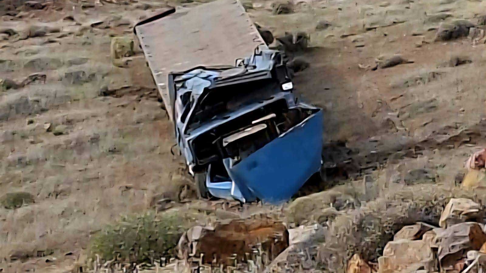 Un camión cayó 40 metros en Neuquén y el chofer sobrevivió de milagro