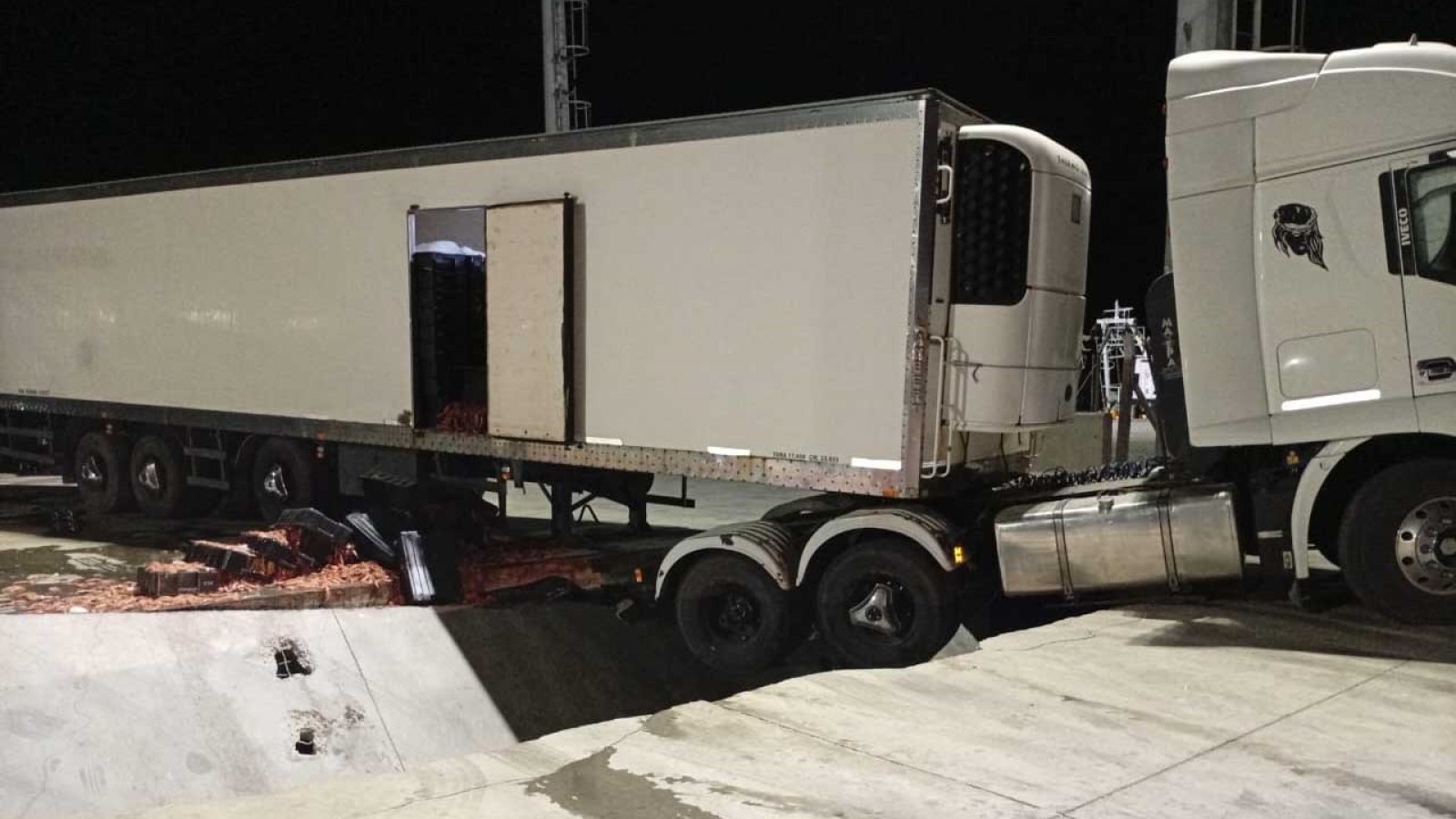 Un camión se hundió en un muelle de Puerto Rawson mientras descargaba langostinos