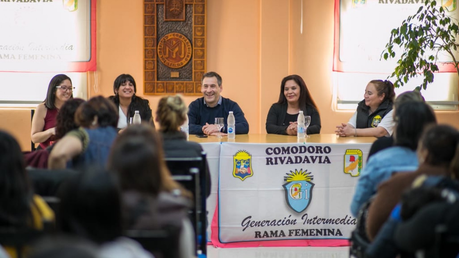 Luque con trabajadoras de comercio: "La 鷑ica forma de frenar a Milei hoy es desde el Congreso de la Naci髇"