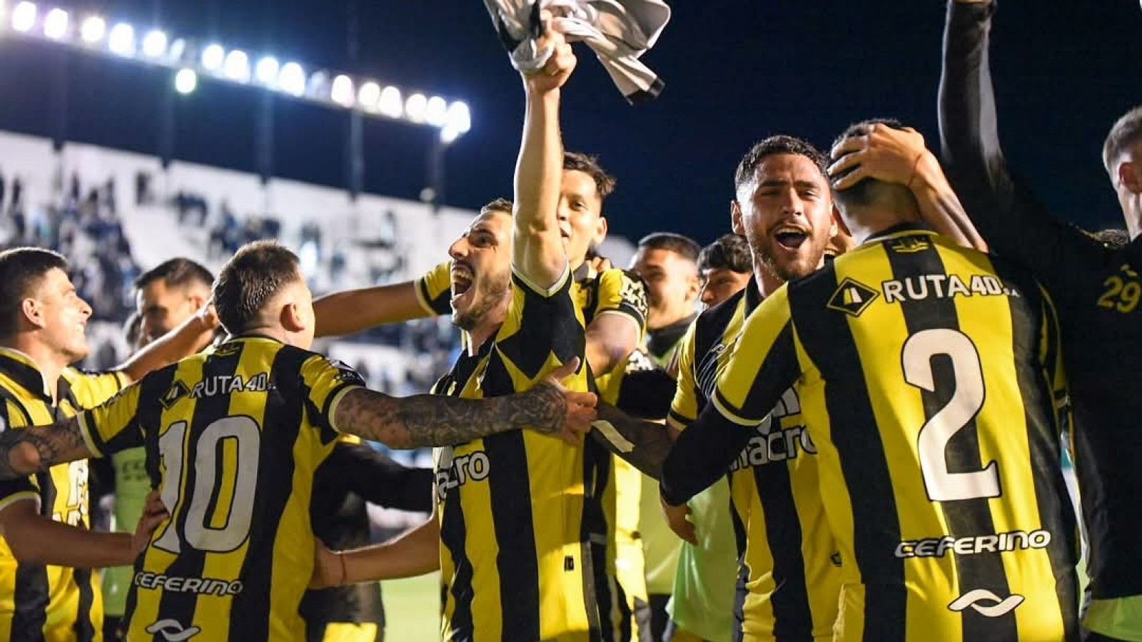Deportivo Madryn, con dos jugadores menos, rescató un punto clave y quedó a un paso de la final
