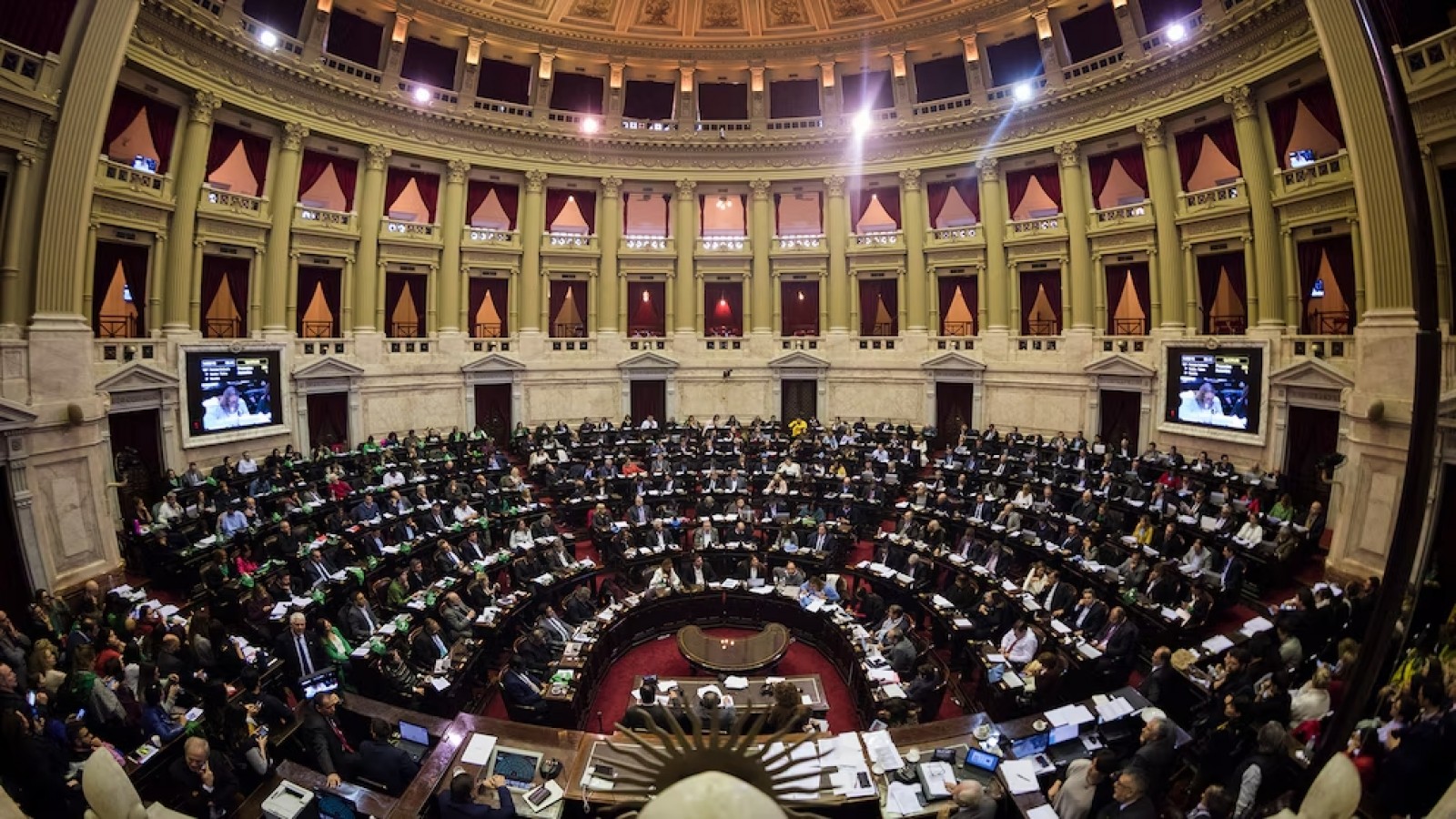 Diputados acelera el debate sobre la ley que limita los DNU