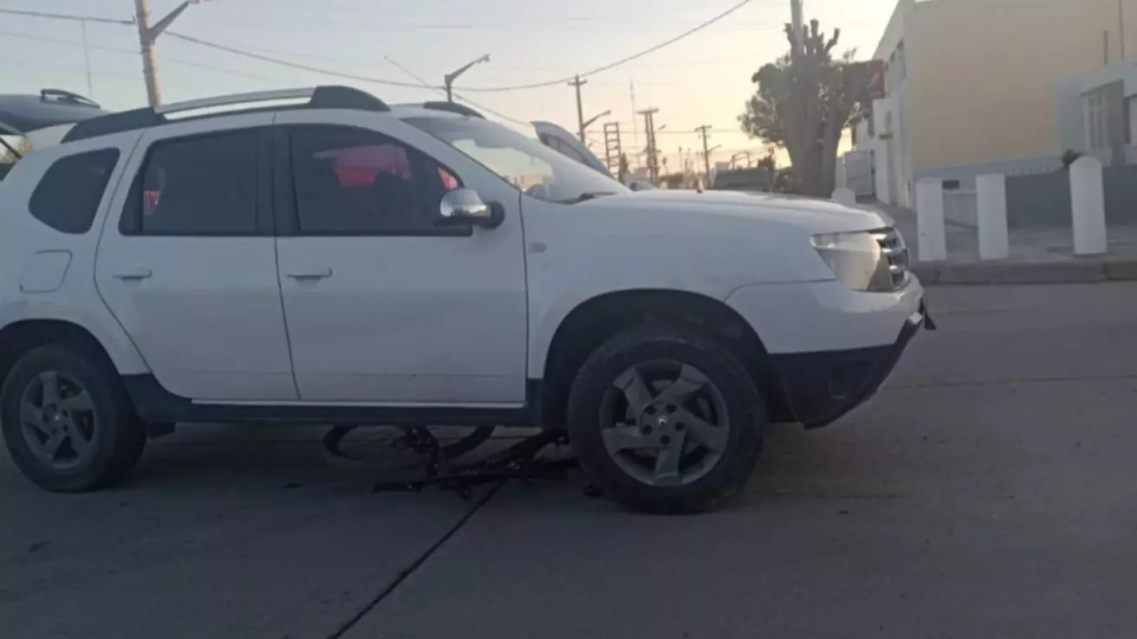 Una ciclista fue atropellada en Trelew y trasladada al Hospital Zonal