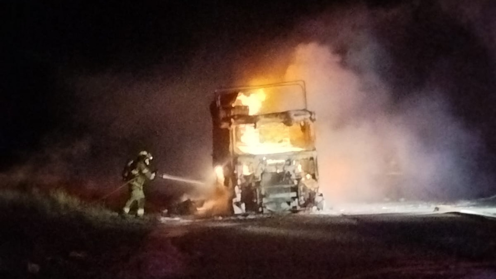 Un camión se incendió en la Ruta 3 y generó un corte cerca del ingreso sur a Puerto Madryn