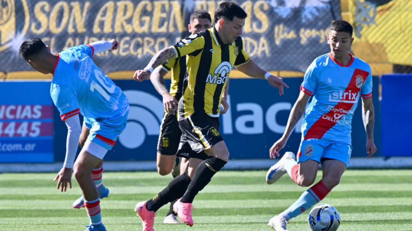 Deportivo Madryn venció 2 - 1 a Arsenal y es finalista