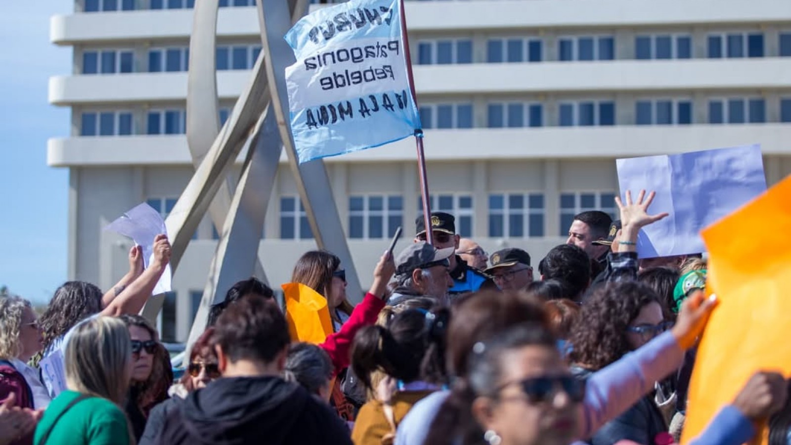 Colegios profesionales repudiaron la represi髇 a trabajadores de la Salud en Puerto Madryn
