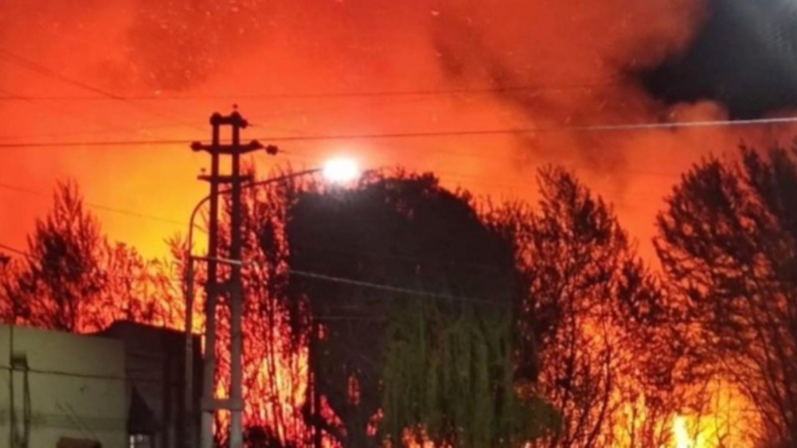 Ardió el ex parque "El Desafío" en Gaiman: intervinieron varias dotaciones y cortaronn avenidas