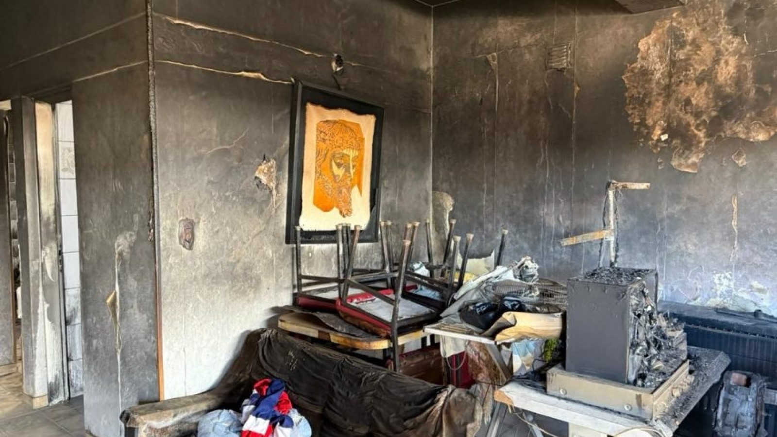 Trelew: un taxista perdió su casa en un incendio intencional y buscan al vecino que le salvó la vida