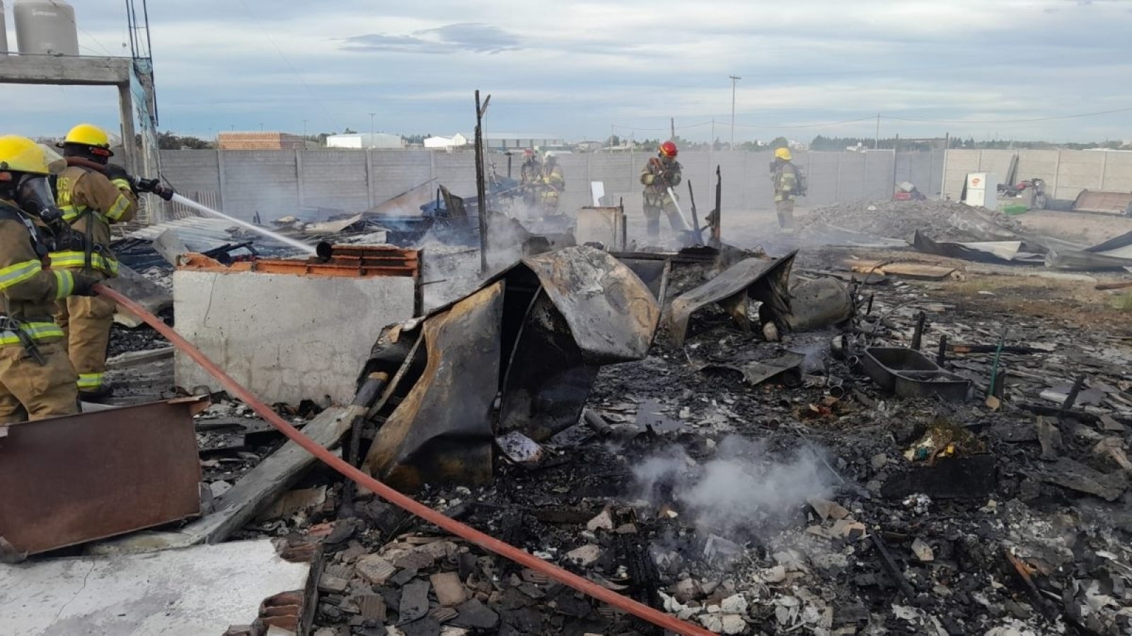 Fuego total: una vivienda quedó destruida frente al aeropuerto de Madryn