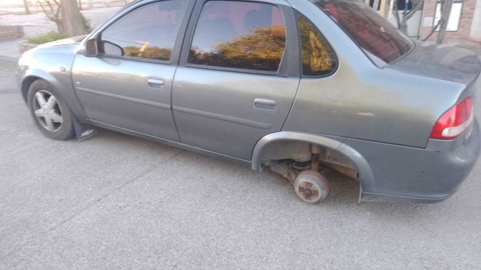 Vecinos denuncian una seguidilla de robos en autos en Trelew