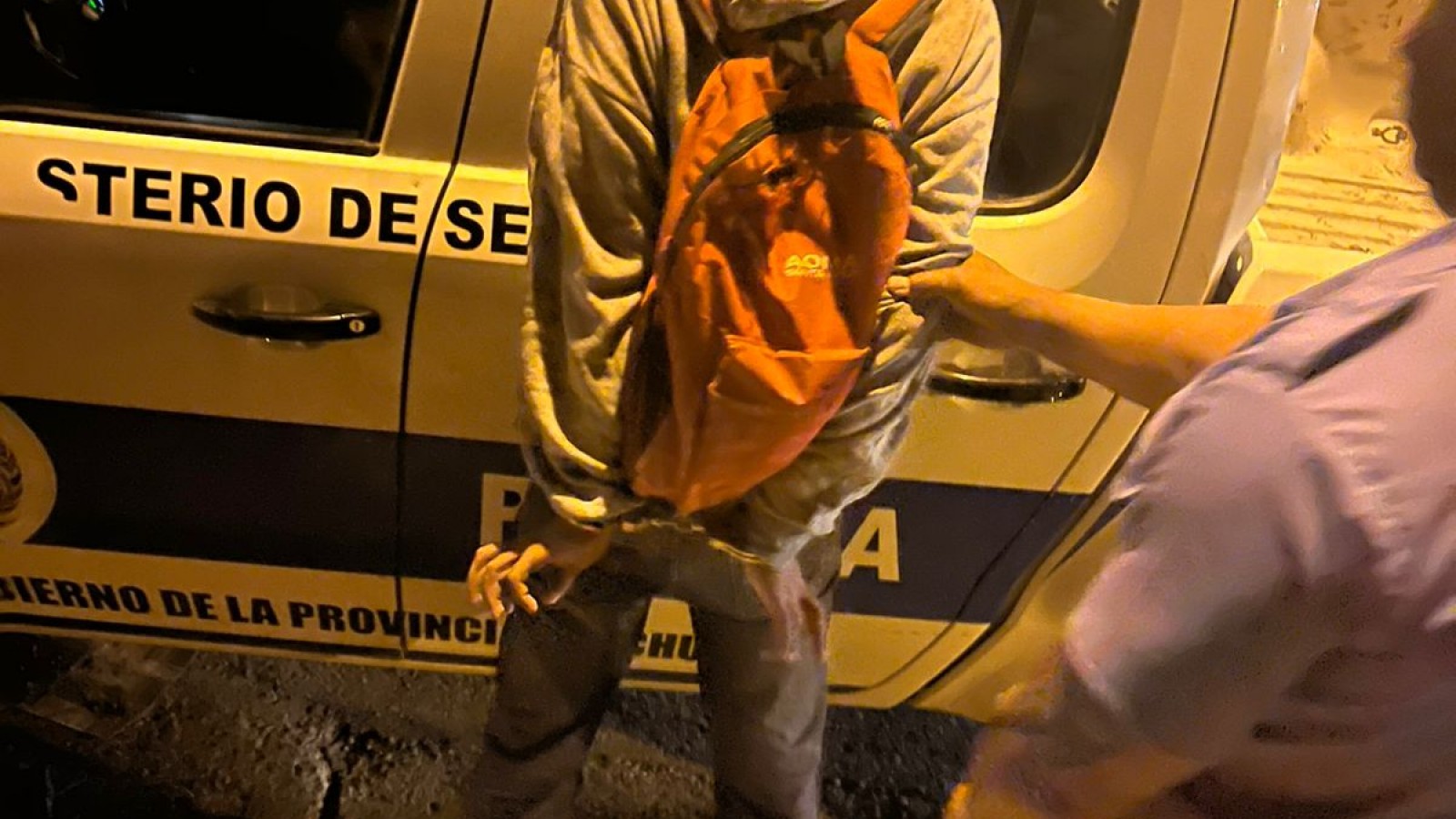 Un joven fue detenido tras causar daños en la casa de su madre en Trelew