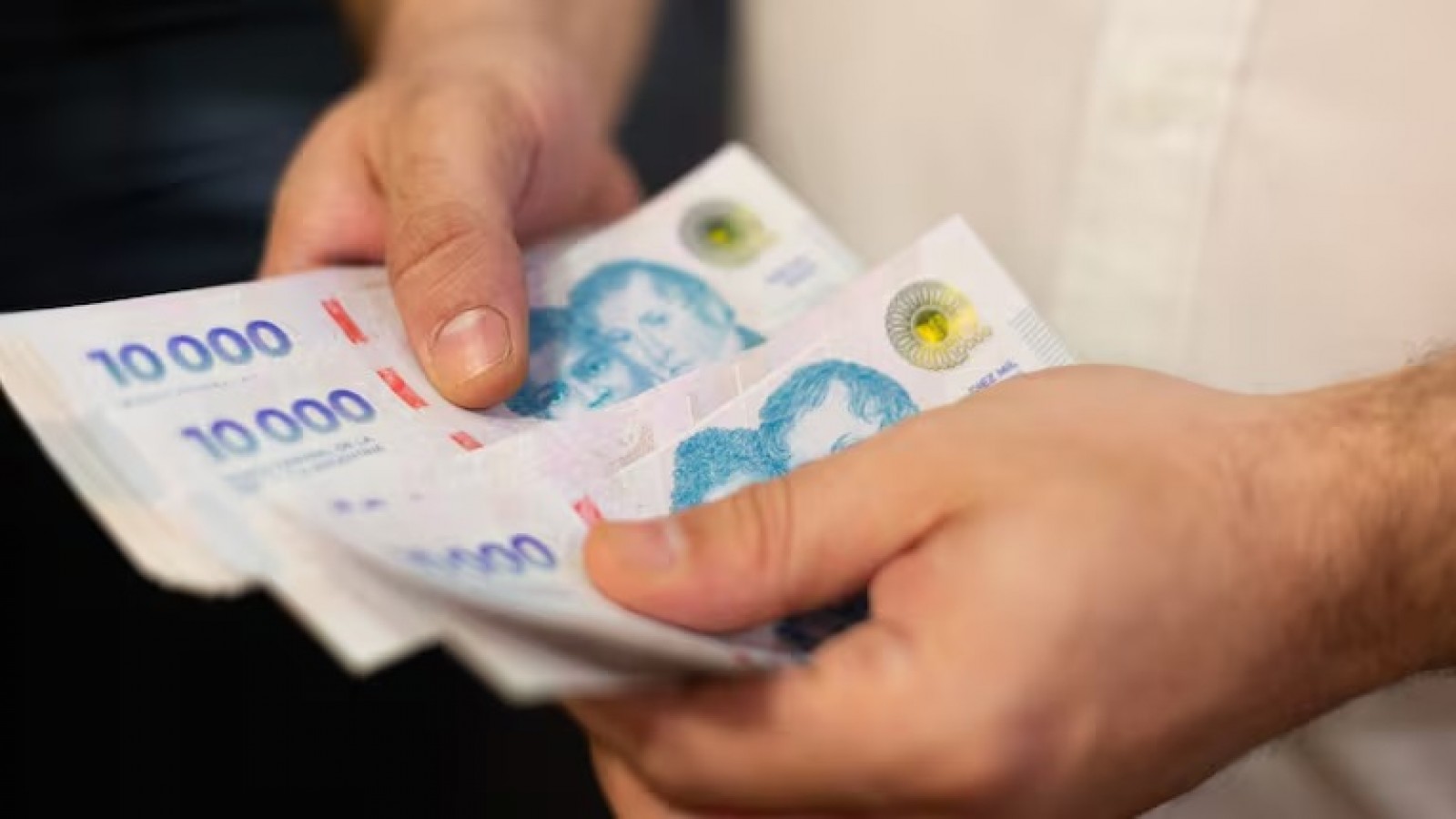 El INDEC reveló que el 22,5% de las familias más pobres pidió dinero a su entorno para mantener el hogar
