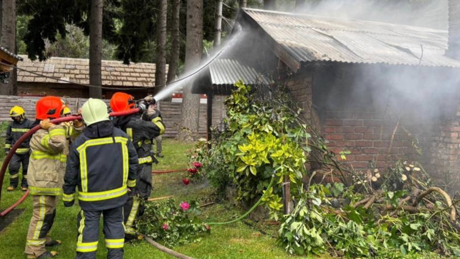 Bomberos de El Hoyo evitaron que un incendio se propagara a viviendas
