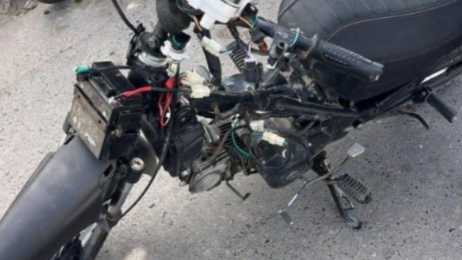 Trelew: hacían "piruetas" con una moto robada y la dejaron tirada cuando llegó la Policía