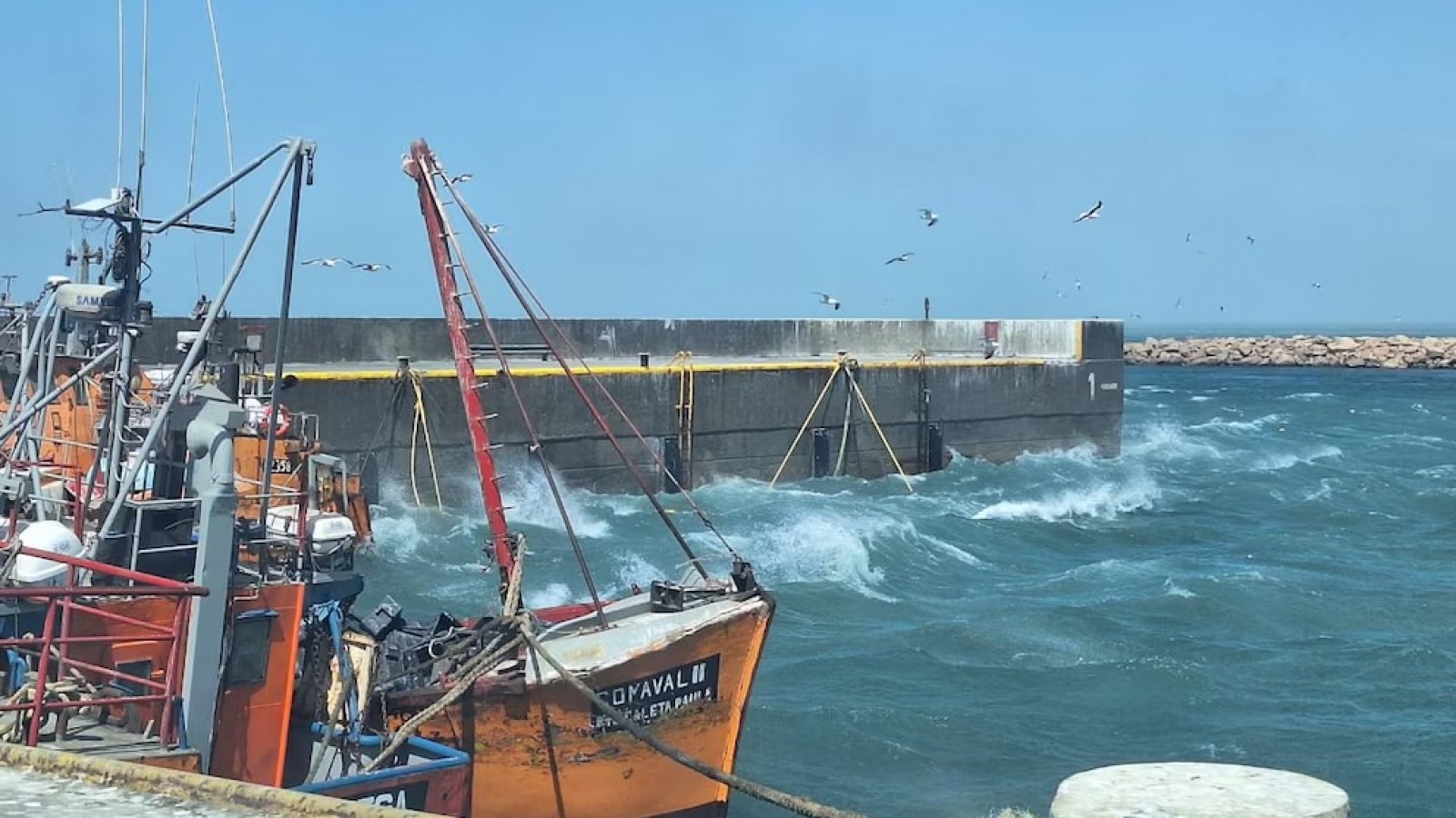 Viento extremo y fuerte oleaje: tres barcos pesqueros se hundieron en Caleta Paula