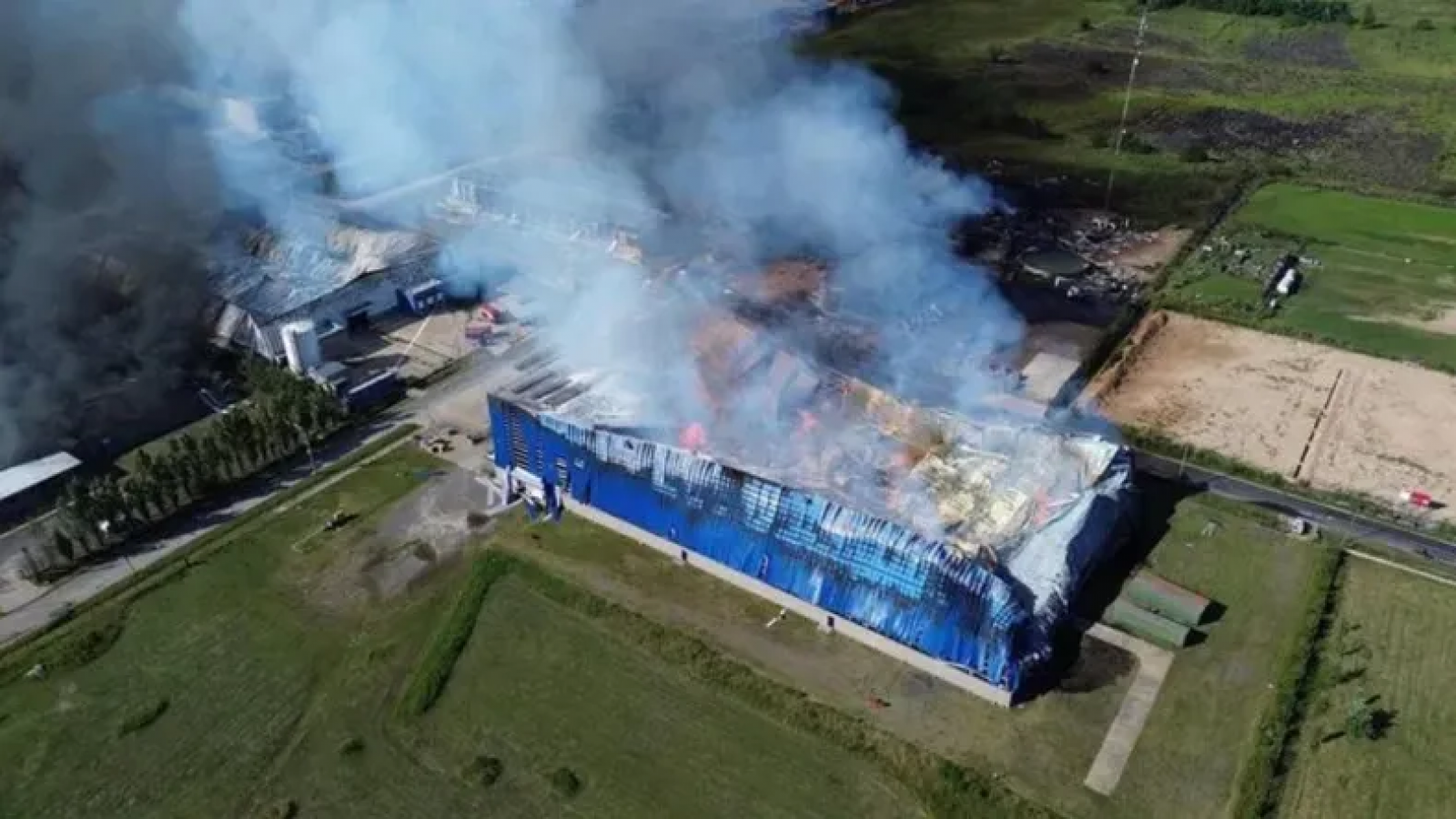 A una semana de la explosión, vuelve a encenderse un galpón en Ezeiza