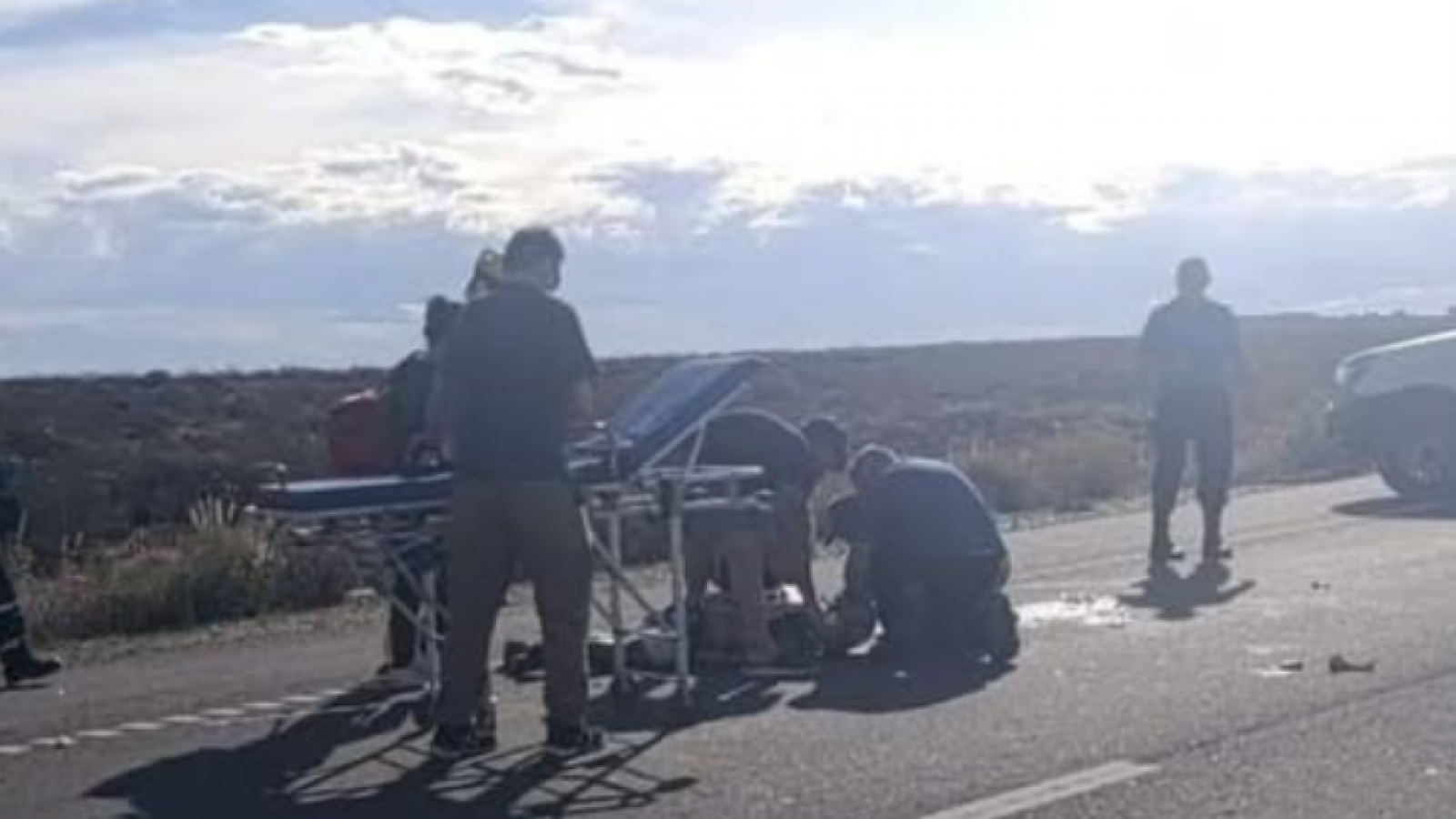 Hallan a un hombre inconsciente al costado de la ruta e investigan un posible atropello