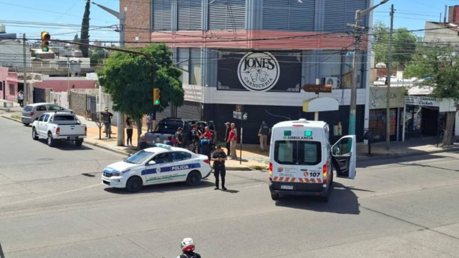 Trelew: una camioneta impactó contra la persiana de una sucursal y obligó a cerrar el local