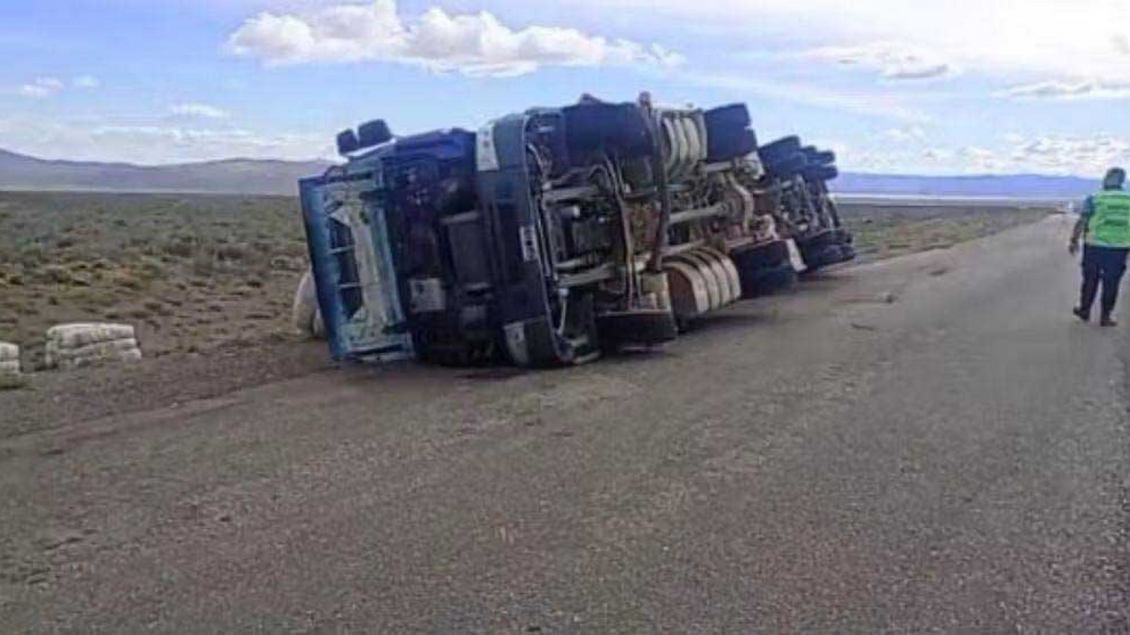 Ruta 25: un camión volcó tras perder el control en un tramo deteriorado