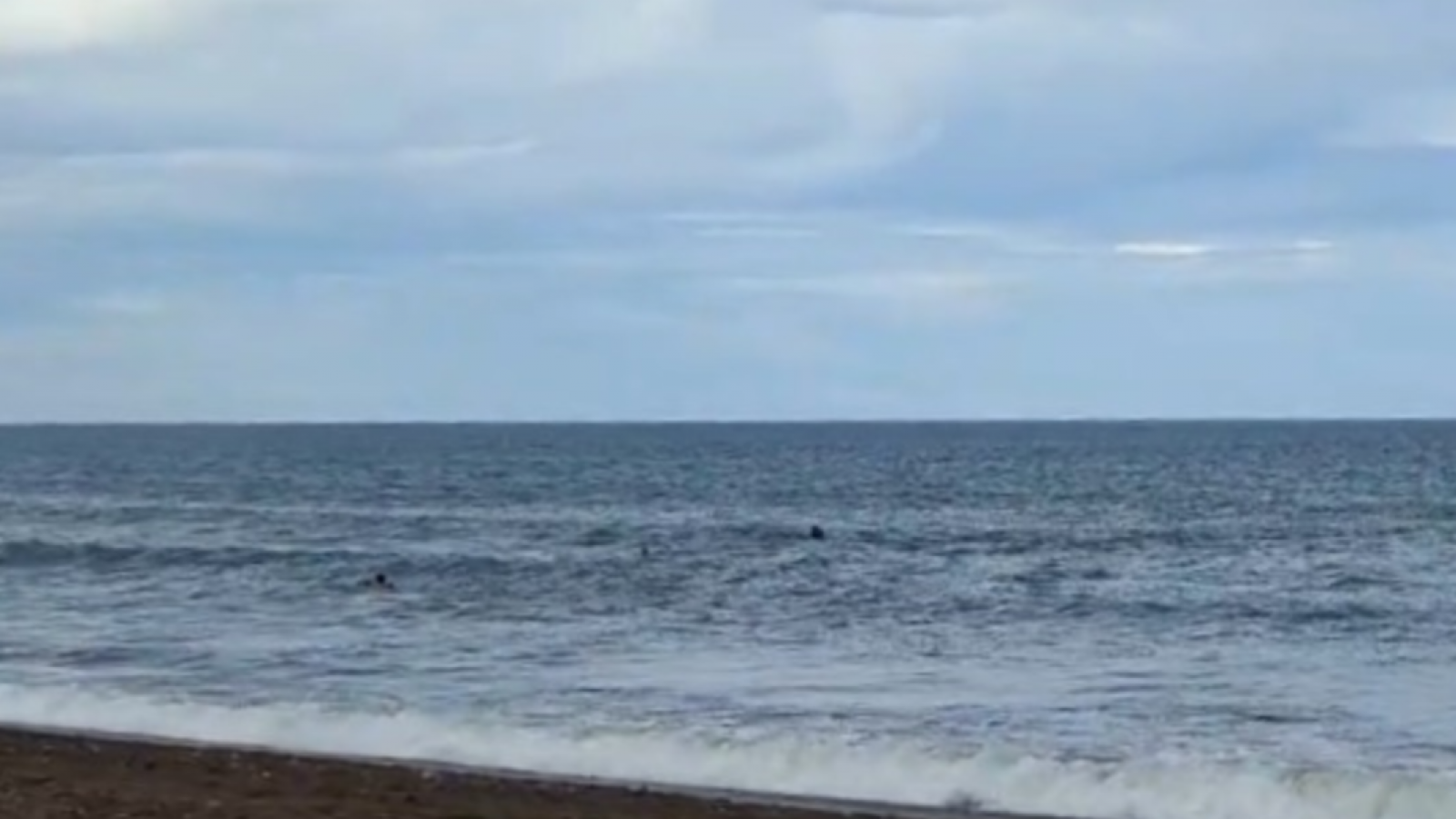 Playa Unión: un vecino y sus hijos rescataron a tres nenas arrastradas por una corriente de retorno