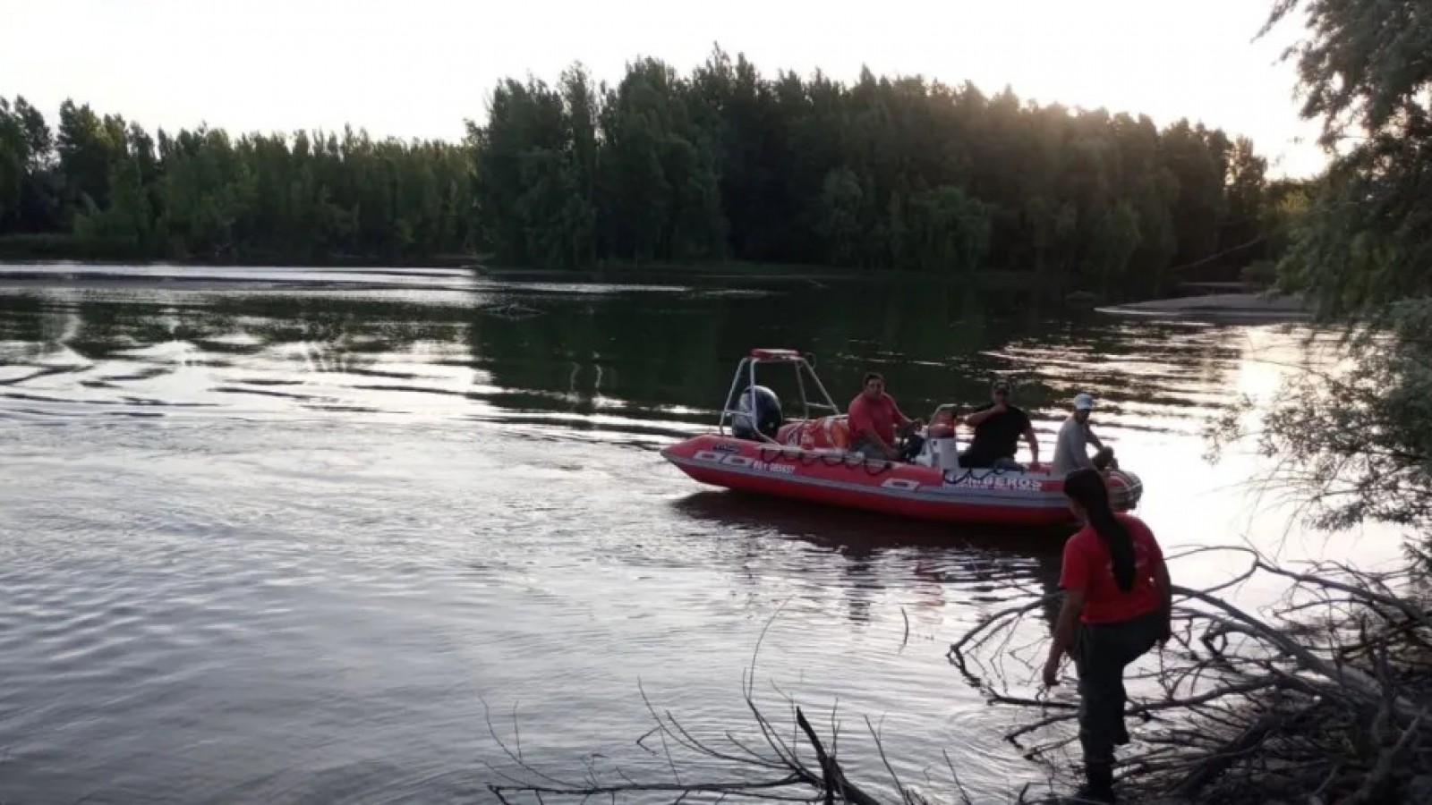 Tragedia en el río Negro: encontraron al padre y a su hija, falta el joven