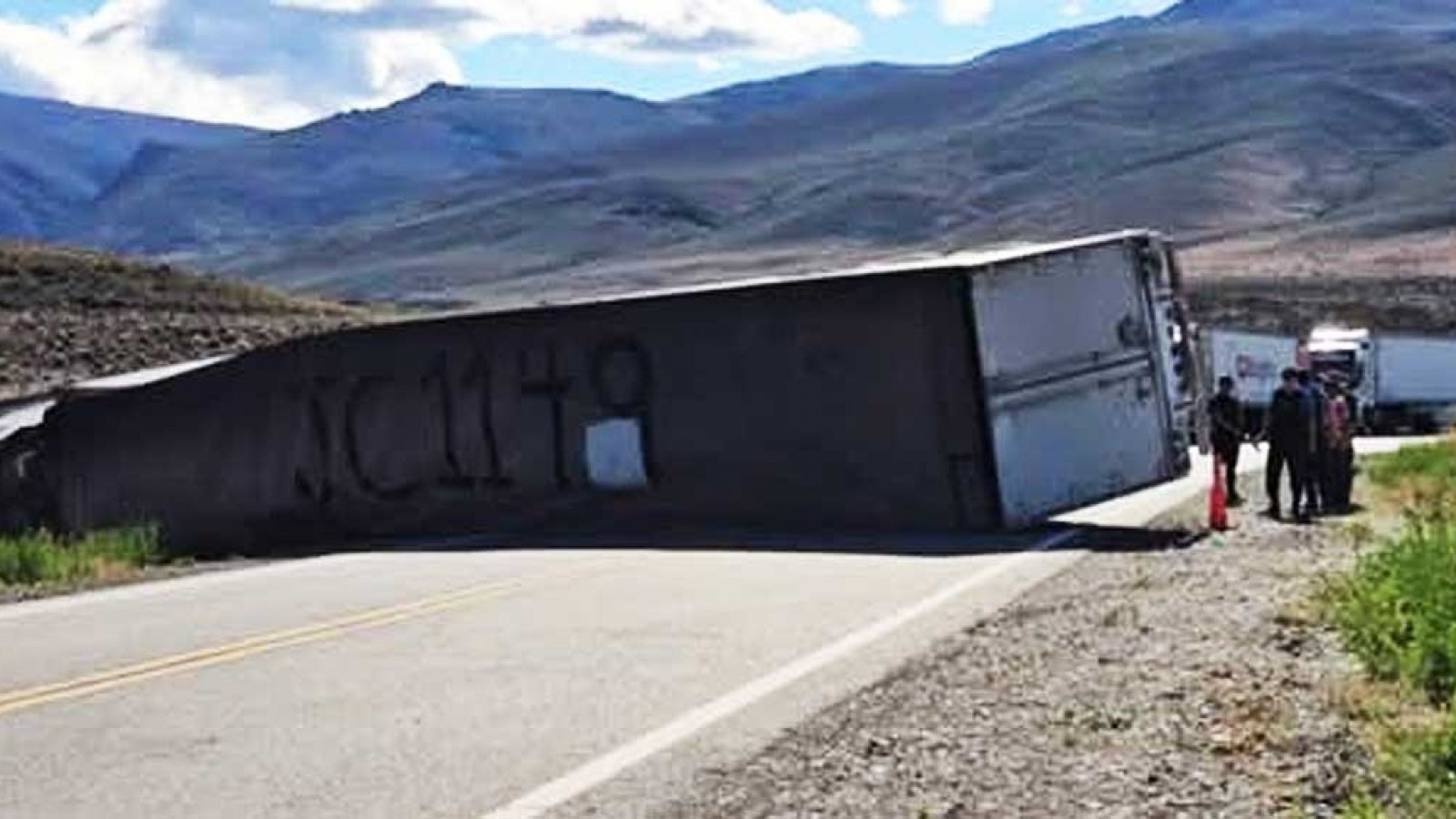 Camión chileno volcó en Ruta 40 y cortó el tránsito en el tramo Esquel-Leleque
