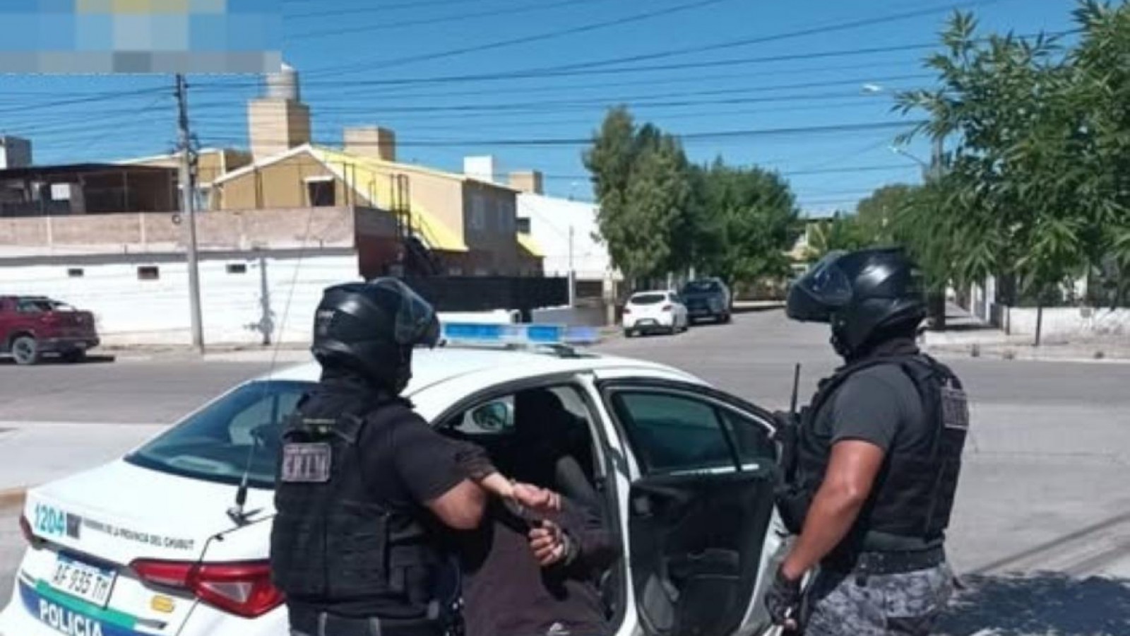 Detuvieron a un hombre luego de robarle el celular a una mujer