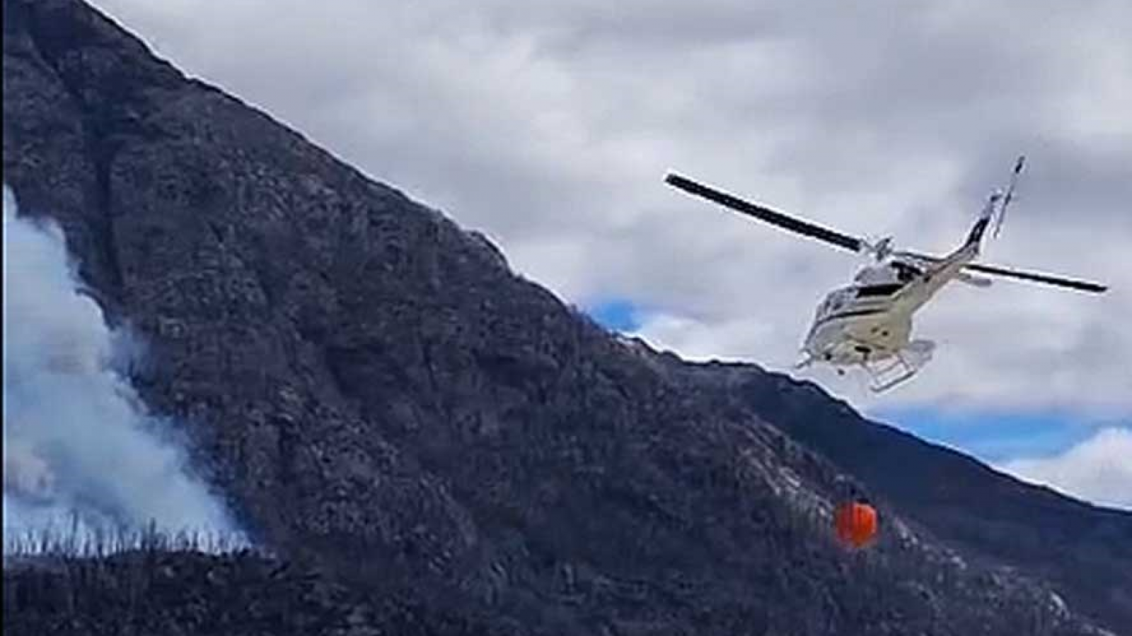 Condiciones complejas y más brigadistas para frenar el incendio en Lago Puelo