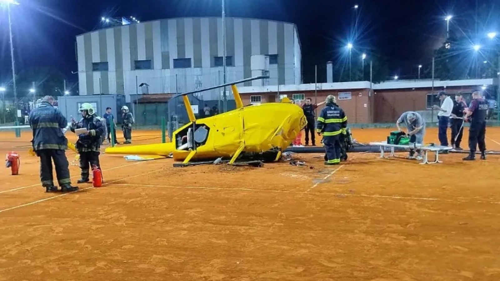 Un helicóptero cayó en una cancha de tenis: tres sobrevivientes y el piloto en grave estado