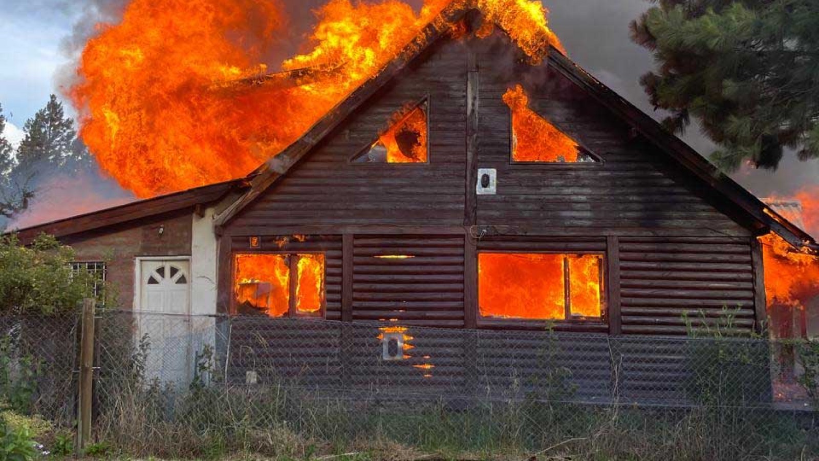 Incendio destruyó por completo la casa de un jubilado en Trevelin