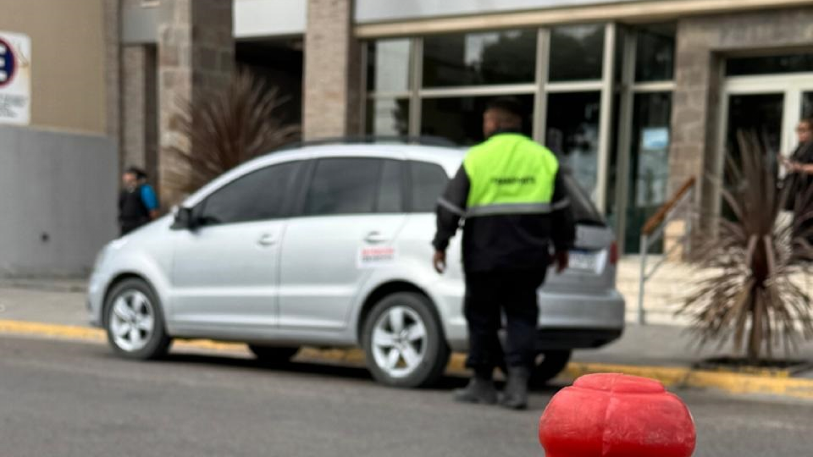 Tránsito secuestró dos autos que intentaban llevar pasajeros de cruceros sin habilitación