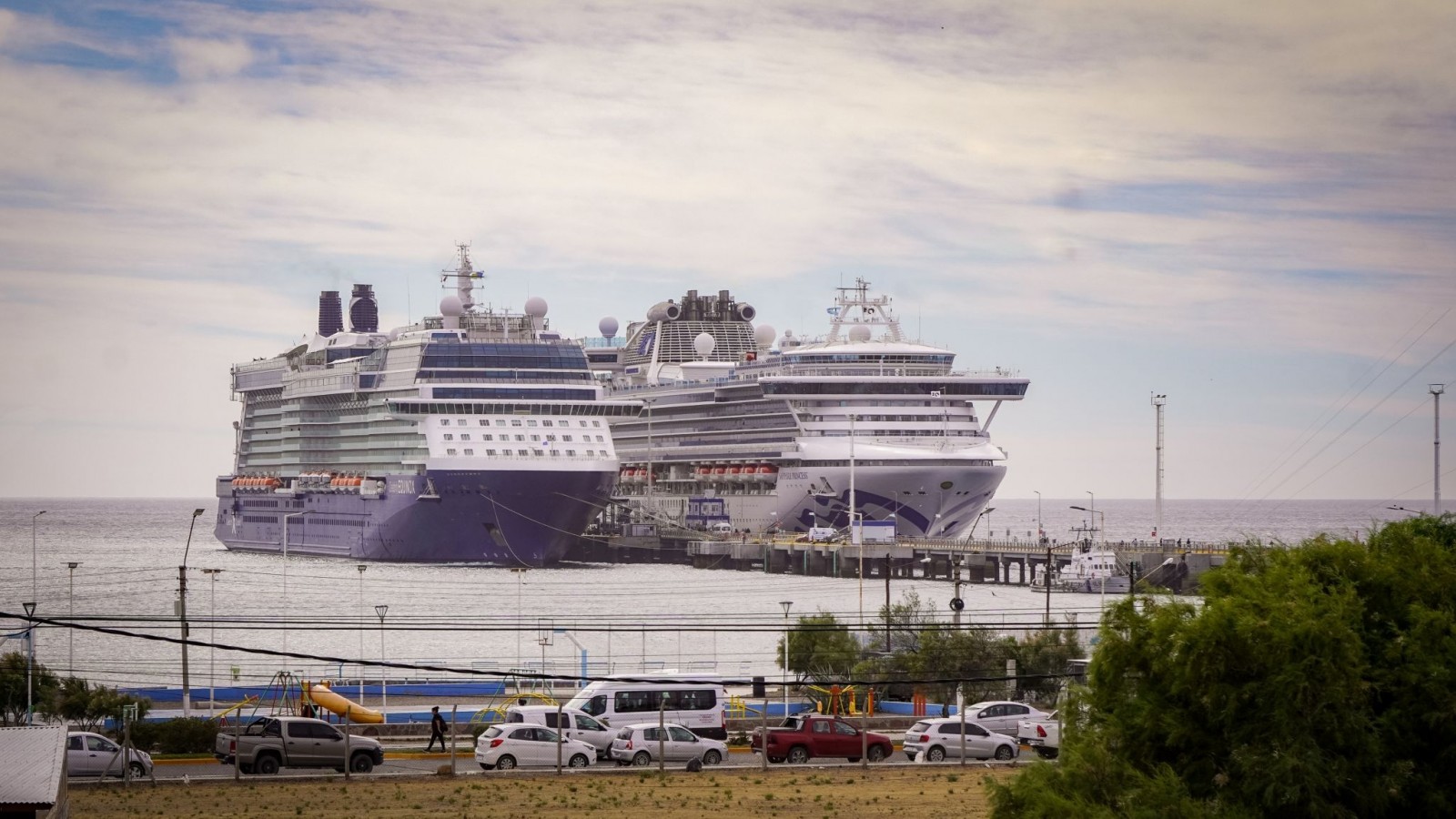 Puerto Madryn recibió a dos colosos de los mares: récord de 7.000 visitantes en un solo día