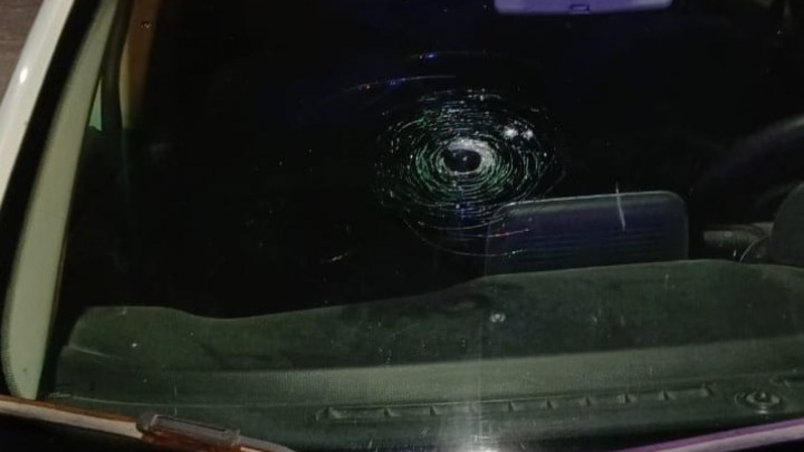 Madryn: Atacó a un policía, le rompió la boca y fue defendido por una "lluvia de piedras" desde los edificios