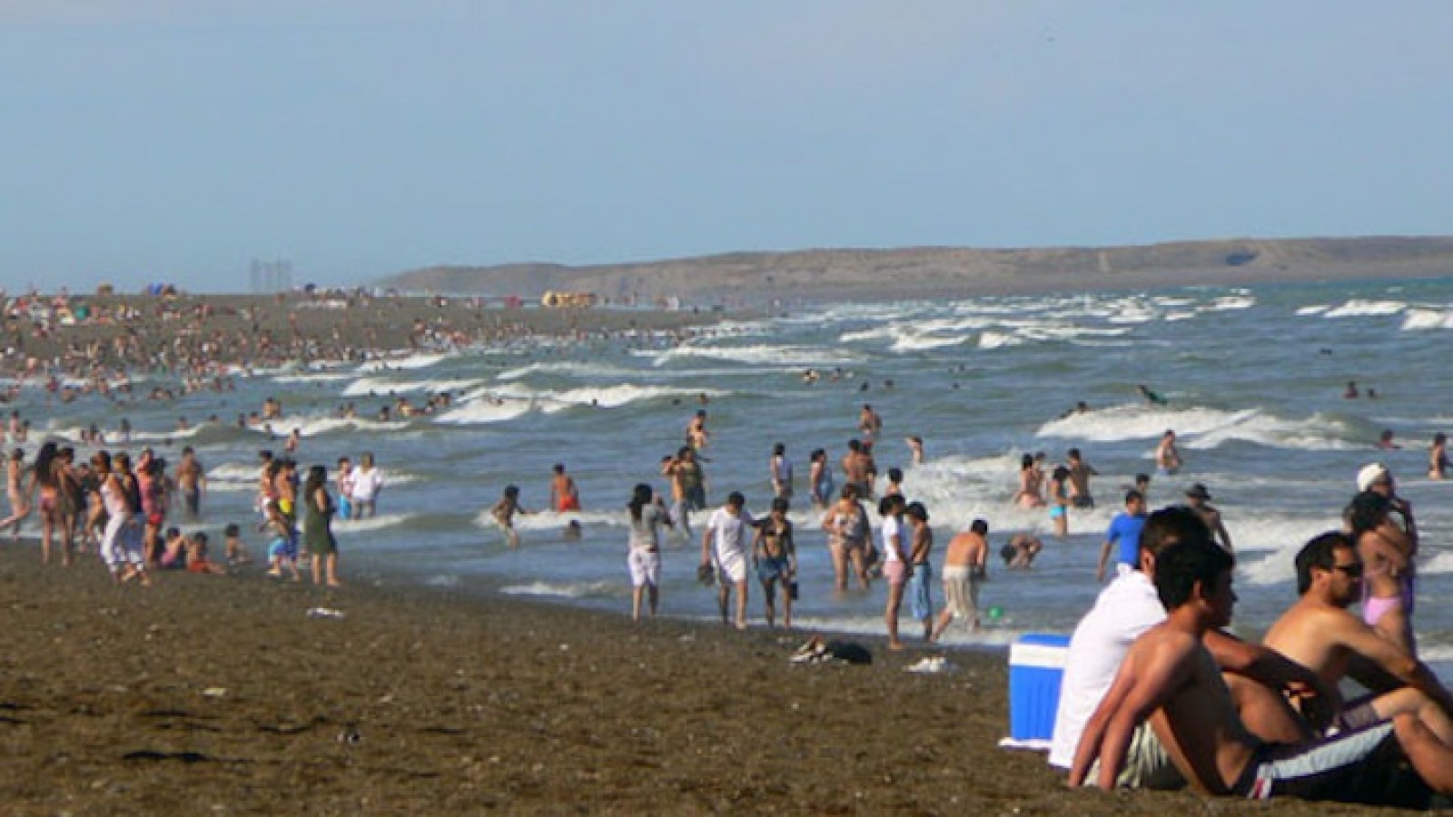 Guardavidas alertan por el ingreso al mar en un sector peligroso y sin cobertura en Playa Unión
